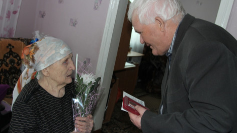 Жительница поселка Новохоперский получила юбилейную медаль в день 90-летия