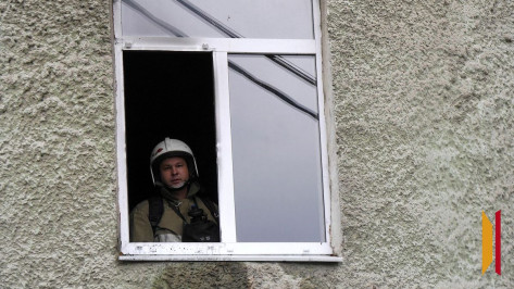 Людей эвакуировали из-за пожара в 5-этажке на Остужева в Воронеже