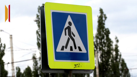 В Воронеже мужчина на электромопеде сбил девушку на пешеходном переходе