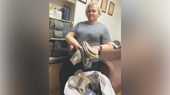 «СпИцназ» в деле: жительницы Богучарского района организовали волонтерскую группу по вязанию носков для военных