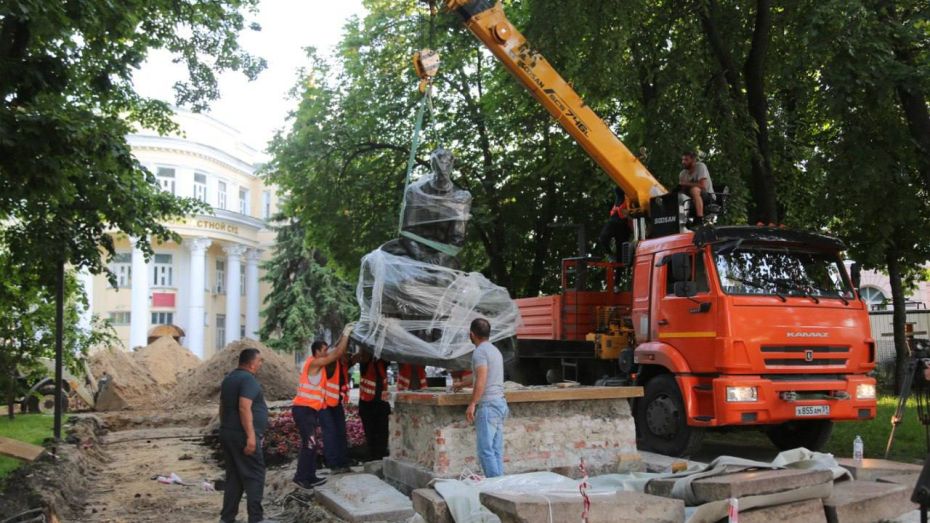 Памятник Ивану Бунину демонтировали в Воронеже для реконструкции постамента