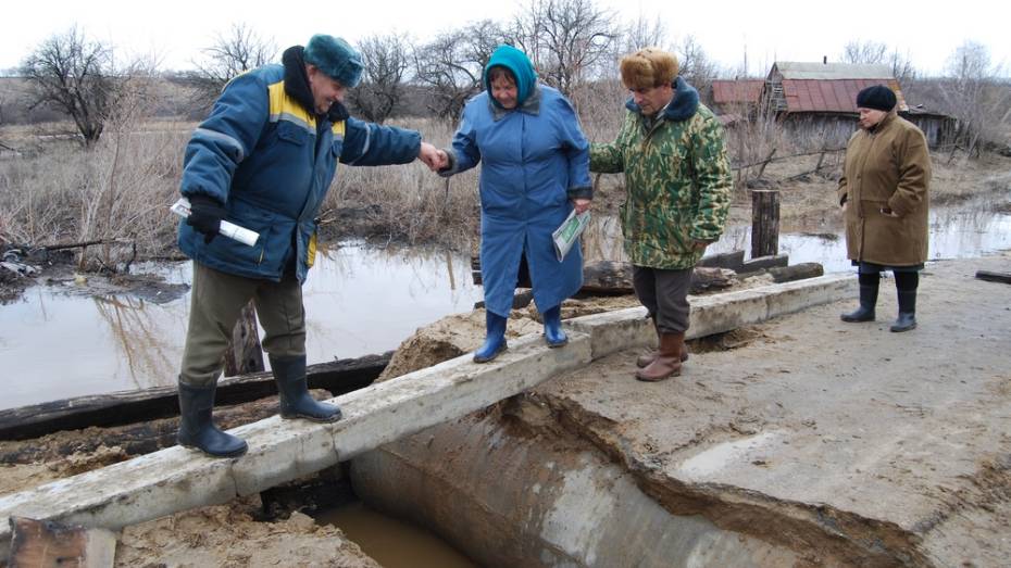 В бутурлиновском селе вешние воды отрезали 100 человек от «большой земли»