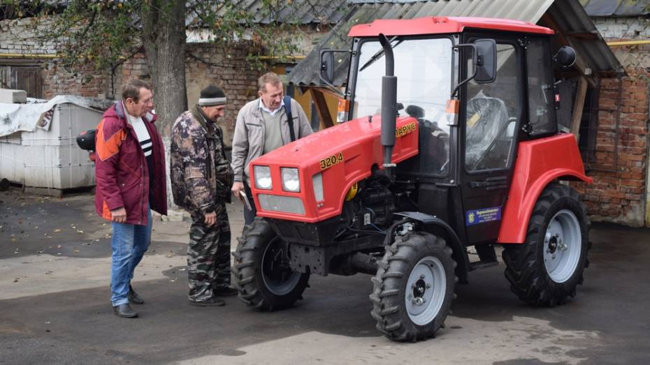 Подгоренские коммунальщики получили мини-трактор «Беларус»