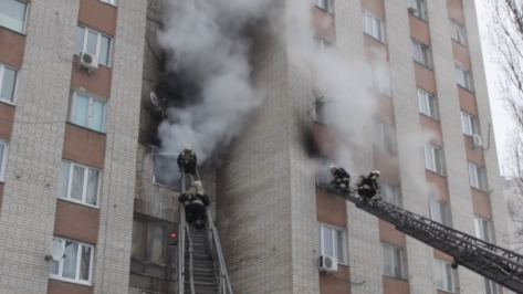 Спасатели сняли на видео тушение пожара в 9-этажке в Воронеже