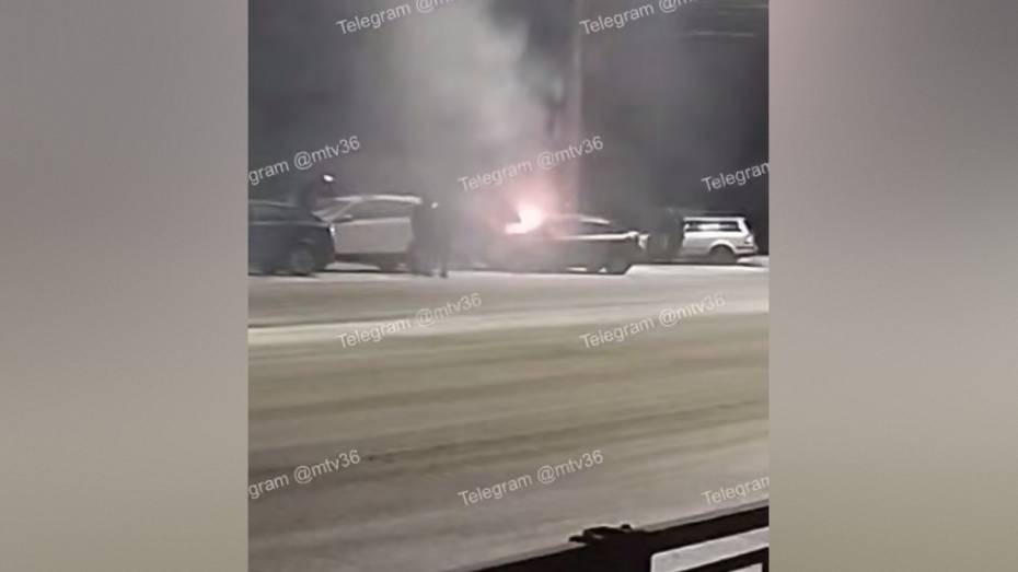 В Воронеже на улице Волгоградской загорелась машина