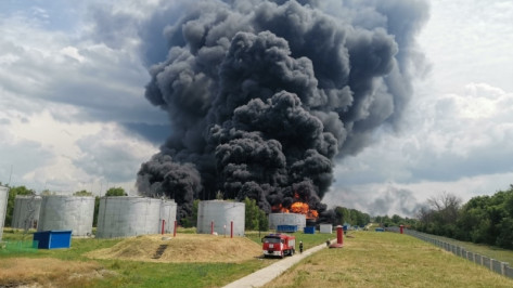 Пожар на нефтебазе в Воронеже ликвидировали спустя 12 часов
