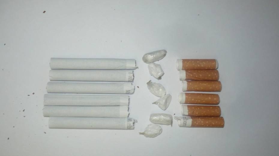 Спрятанные в сигареты микропакетики с наркотиком пытались передать в колонию под Воронежем