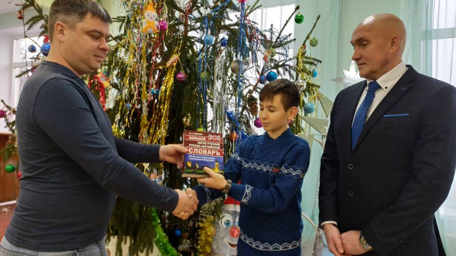 Глава новоусманского села перевоплотился в Деда Мороза и вручил новогодние подарки 