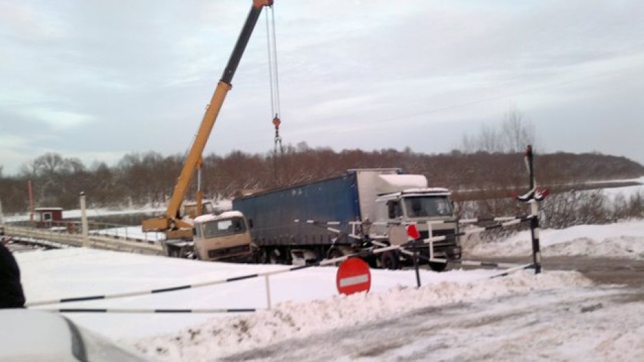 В Острогожском районе полуприцеп КамАЗа съехал с моста и провалился под лед