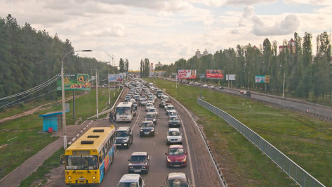 Трассу на въезде в Воронеж расширят до трех полос за 900 млн рублей 