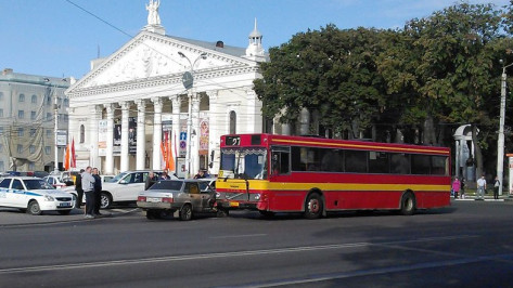 На площади Ленина в Воронеже «ВАЗ» столкнулся с автобусом