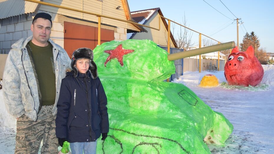 Семья из Подгоренского района вылепила из снега 2-метровый танк