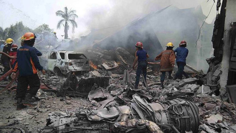 В Индонезии при падении военного самолета на город погибли 38 человек
