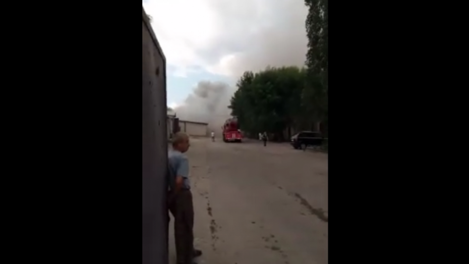 Спасатели потушили пожар на складе лакокрасочного завода в Воронеже