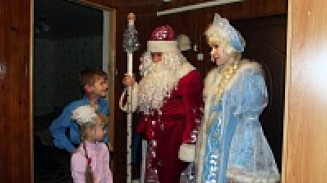 Верхнемамонцы провели акцию «Стань Дедом Морозом» для детей из малообеспеченных семей