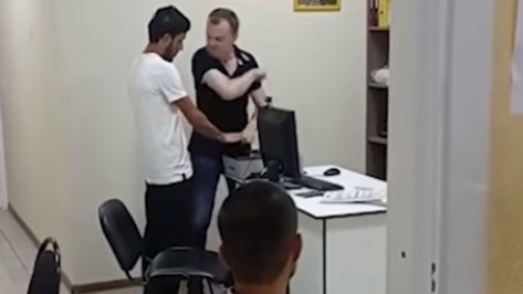 На видео сняли грубое обращение с иностранцем в воронежском миграционном центре