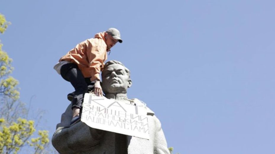 На памятник воронежскому генералу в Киеве повесили табличку «Палач»