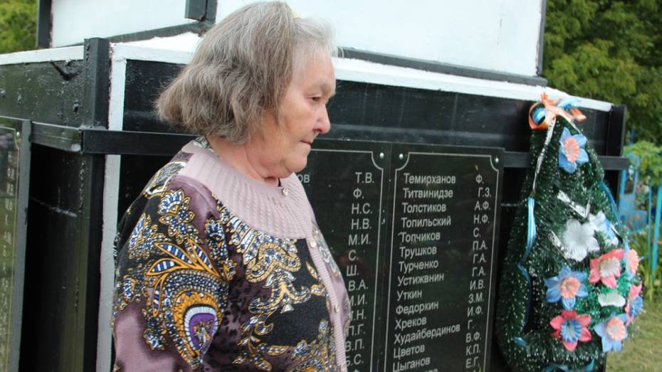 Жительница Московской области посетила могилу отца в Новоусманском районе