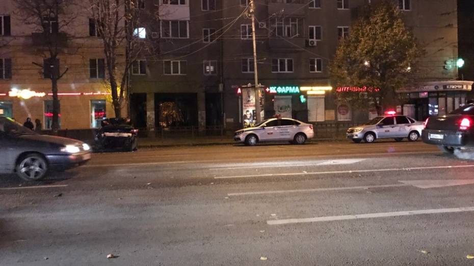 В Воронеже легковушка протаранила припаркованную иномарку и автомобиль ДПС