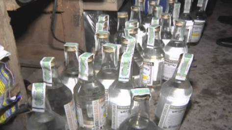 Воронежские силовики поймали продавца контрафактной водки на перроне