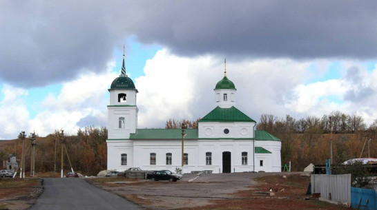 В хохольском селе добровольцы покрасили храм