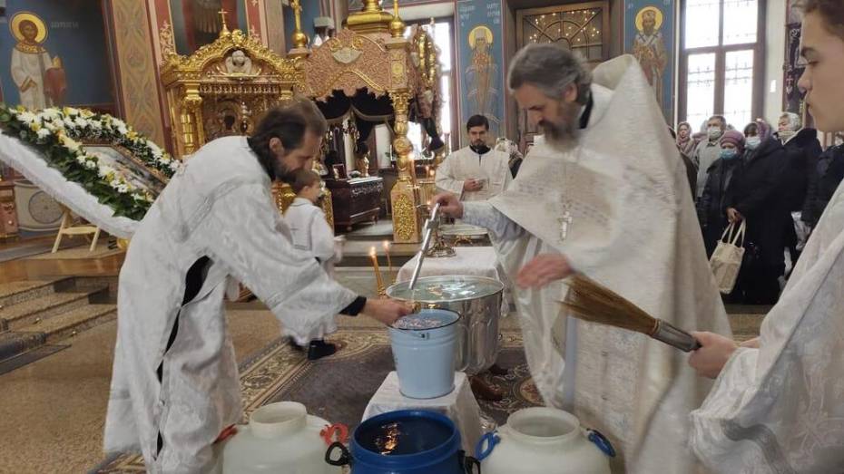 В праздник Крещения «РВК-Воронеж» помог обеспечить водой прихожан Покровского собора 