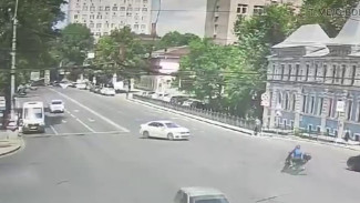Появилось видео жуткого ДТП в центре Воронежа, в котором погиб мотоциклист