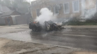 Воронежцы сняли на видео ВАЗ-2114, горящий на проезжей части