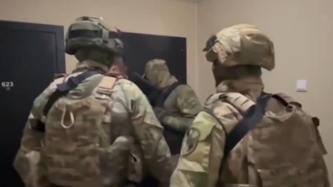 В Воронеже силовики пресекли крупный канал незаконной миграции: оперативное видео