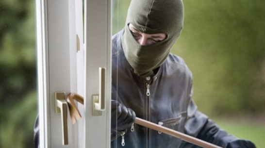 В Лисках квартирные воры, воспользовавшись отсутствием хозяев, вынесли из дома технику и ювелирные украшения 