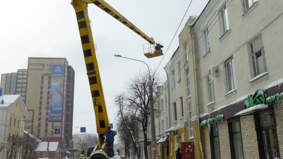 В Воронеже за день от наледи и снега очистят крыши 117 домов