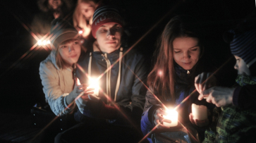Более 300 воронежцев зажгли свечи в честь акции «Час Земли»