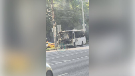 Автобус №26 полностью сгорел в Воронеже утром 9 июня: видео