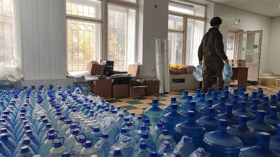 Лискинцы отправили в зону СВО 11 т питьевой воды и тактические костюмы