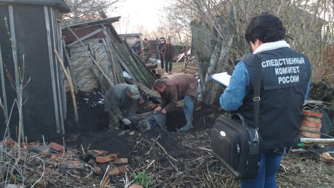 Сын задушил отца веревкой и закопал во дворе дома в Воронежской области