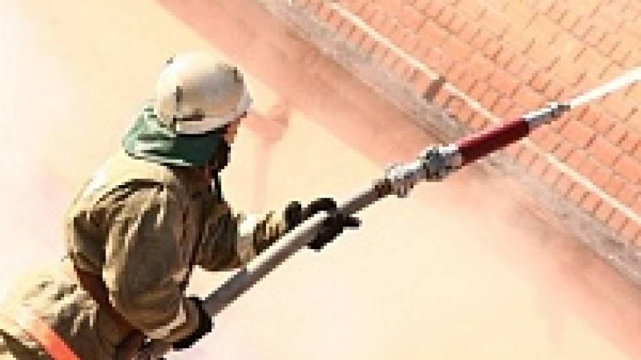 В Нижнедевицке сгорел недостроенный дом