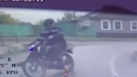 «Меня тут приняли, приезжай»: опасную езду 15-летнего воронежца на мопеде сняли на видео