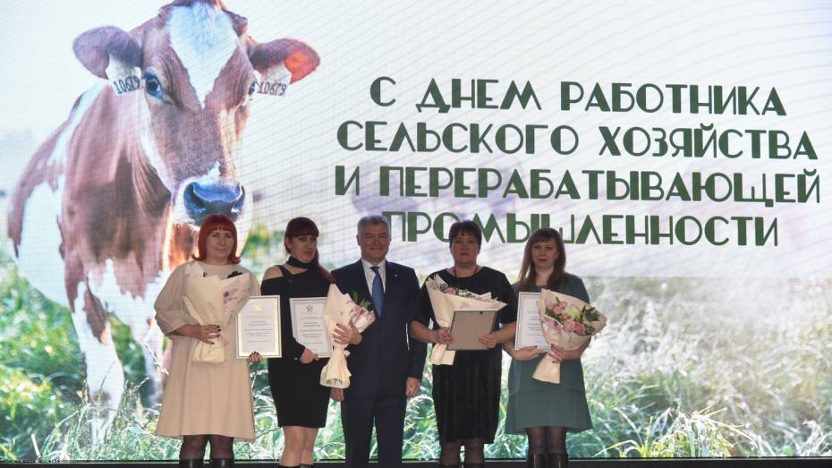 Правительство Воронежской области вручило лучшим сельхозтруженикам автомобили и денежные премии