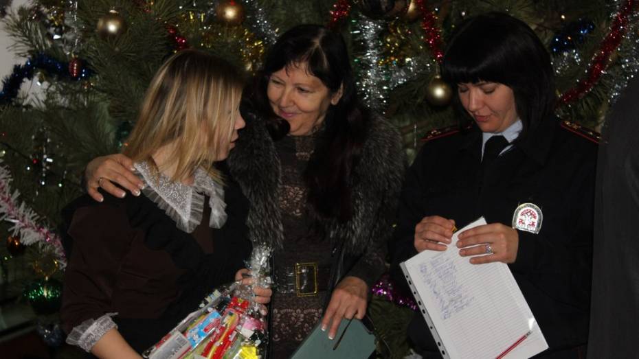 Кантемировский полицейский Дед Мороз поздравил сирот в Богучаре