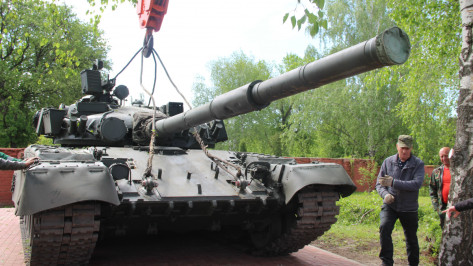 На Аллее Героев под Воронежем установили танк Т-80Б