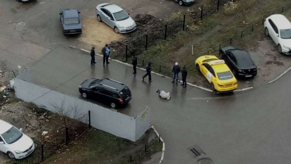 Жители Воронежа нашли во дворе мертвого мужчину 
