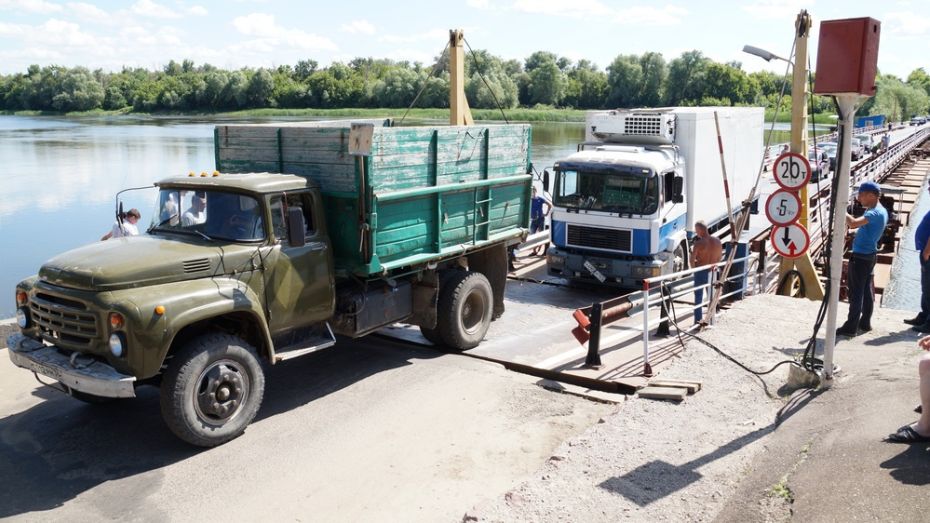 В Богучарском районе из-за сломанного грузовика в пробке застряли более 100 машин