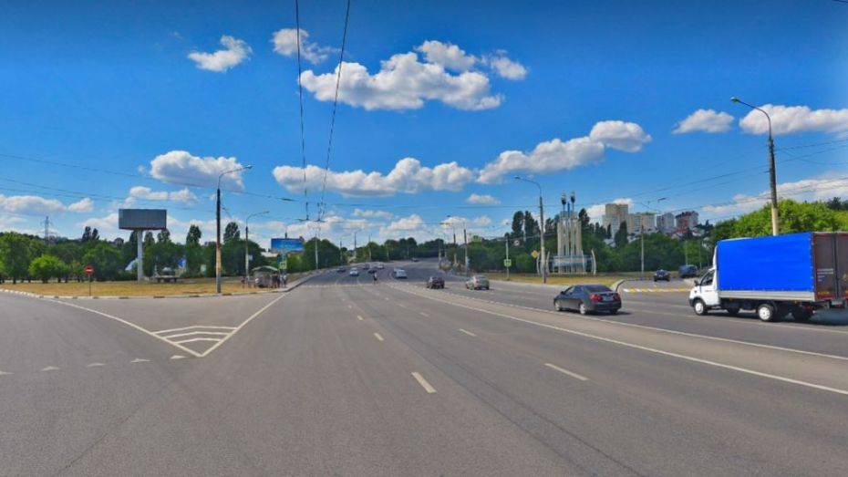 В Воронеже на 2 дня продлили сроки перекрытия съезда на Петровскую набережную