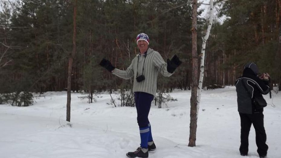 В Кантемировском районе глава сельского поселения учит детей кататься на лыжах