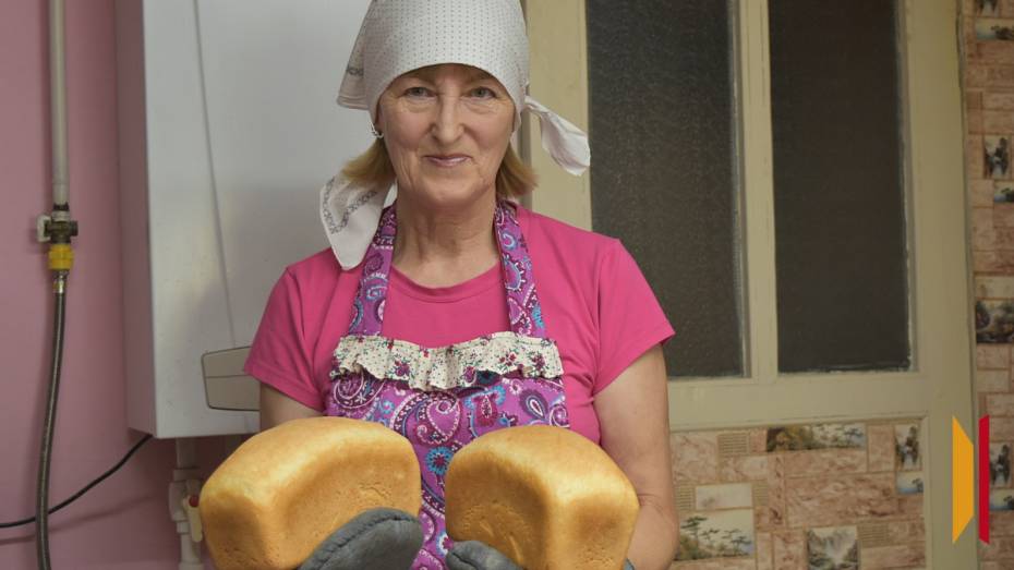 С легким сердцем. Жительница грибановского села Верхний Карачан печет хлеб для участников СВО