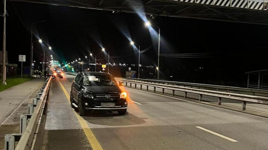 На трассе под Воронежем насмерть сбили неустановленного пешехода