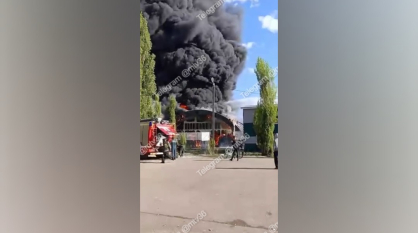 Сильнейший пожар у школы №87 сняли на видео в Воронеже