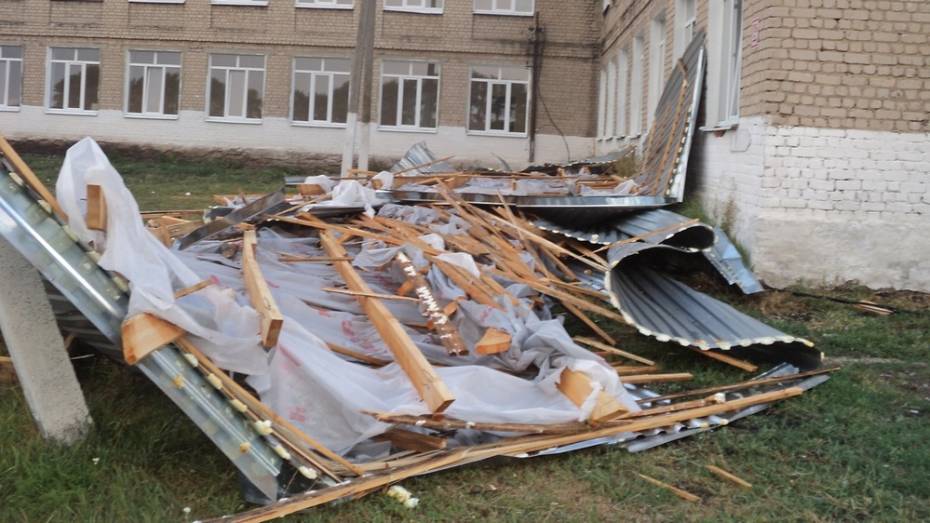 В павловском селе ураган сорвал часть школьной крыши