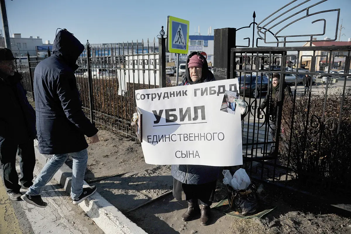 «Око за око». Мать сбитого гаишником воронежца вышла на одиночный пикет у  здания ГИБДД