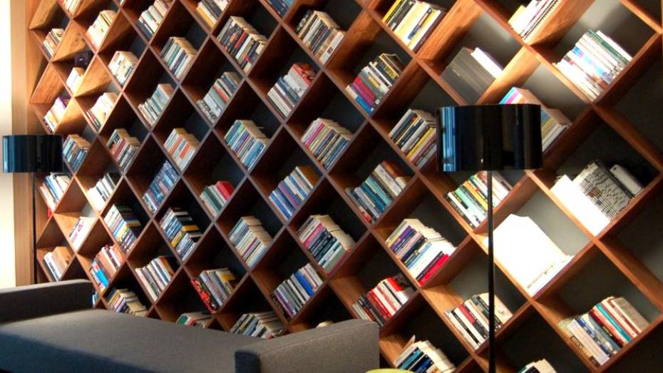На книжной полке читающего воронежца специалисты насчитали 70 самых любимых книг (СПИСОК)